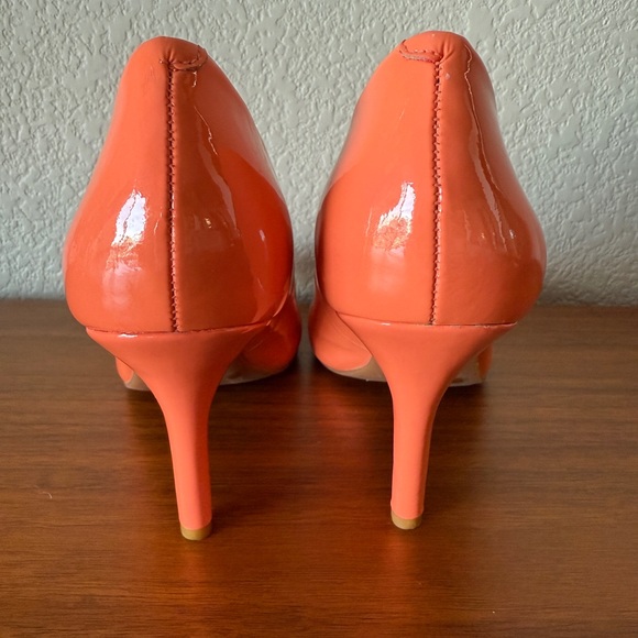 Beautiful patent salmon colored pumps - Picture 2 of 4